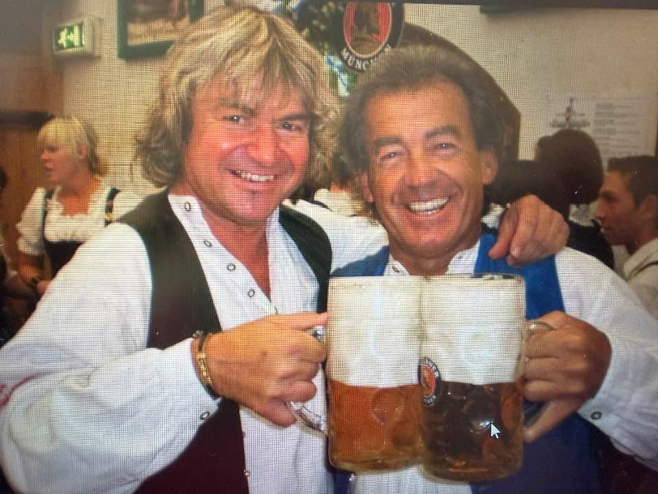 Anstoßen auf der Wiesn